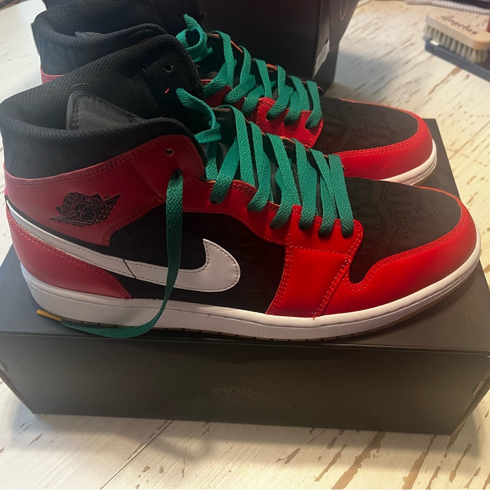 Jordan 1 Mid SE “Christmas”